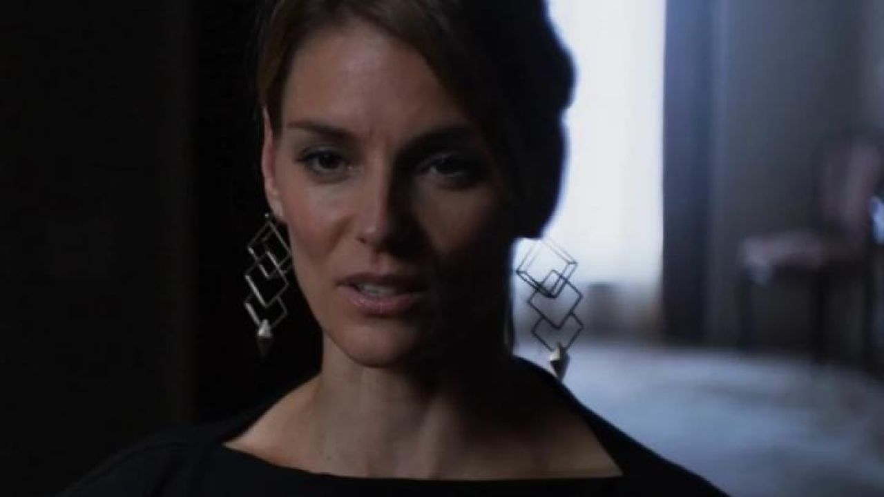 The earrings of Dr. Marks (Susan Misner) in Gotham S01E06.