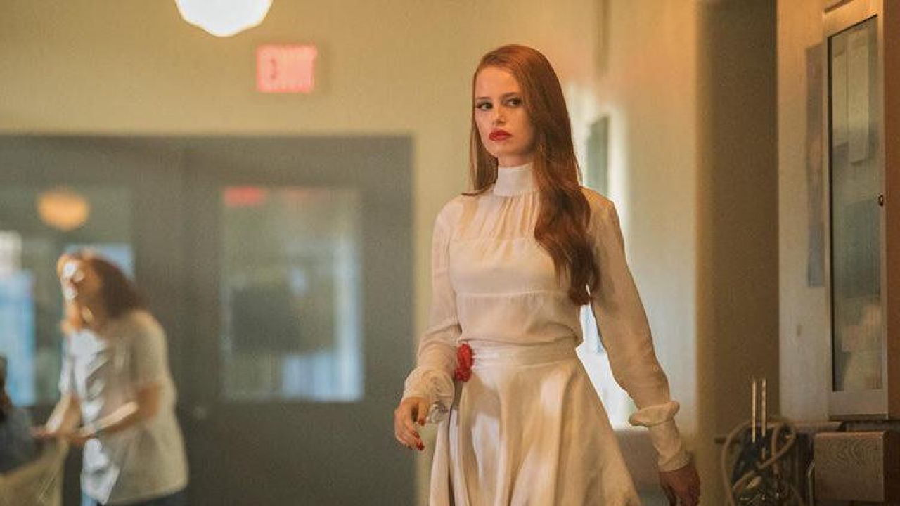 Madelaine Petsch Films Et Programmes Tv La blouse blanche de Cheryl Blossom (Madelaine Petsch) dans Riverdale