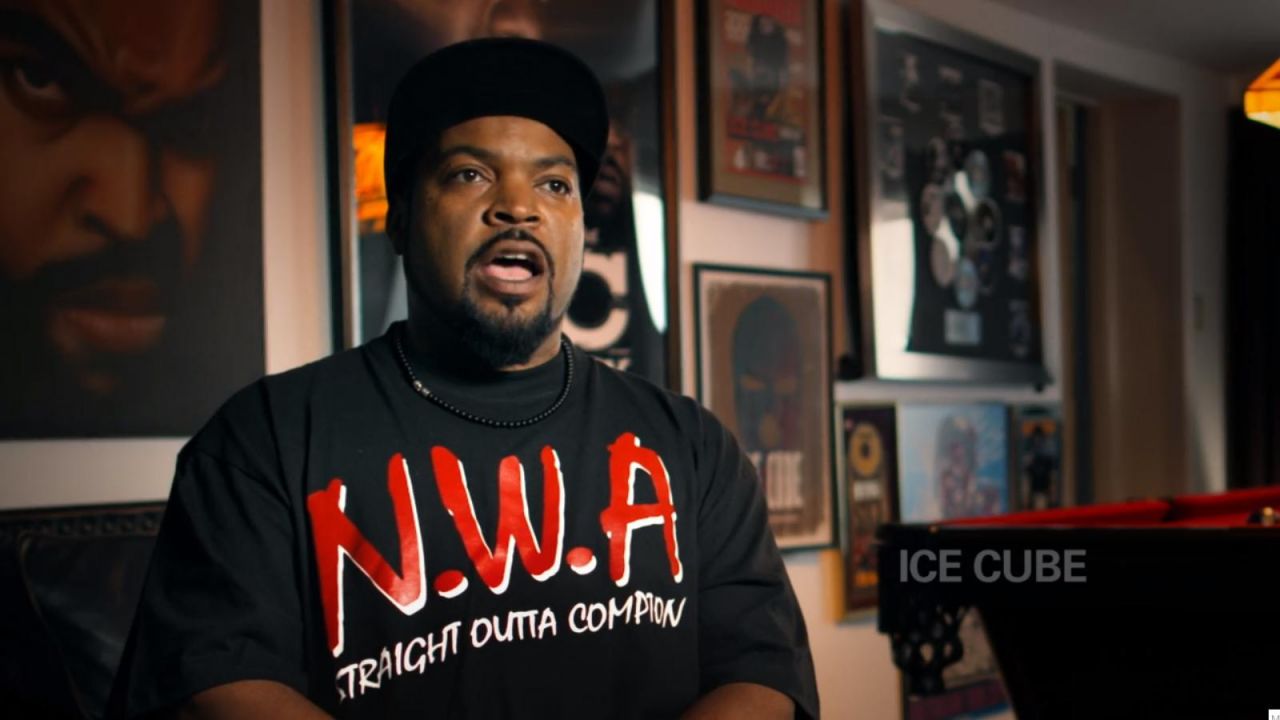 The t-shirt N. W. A. Ice Cube in The Defiant Ones S01E02.