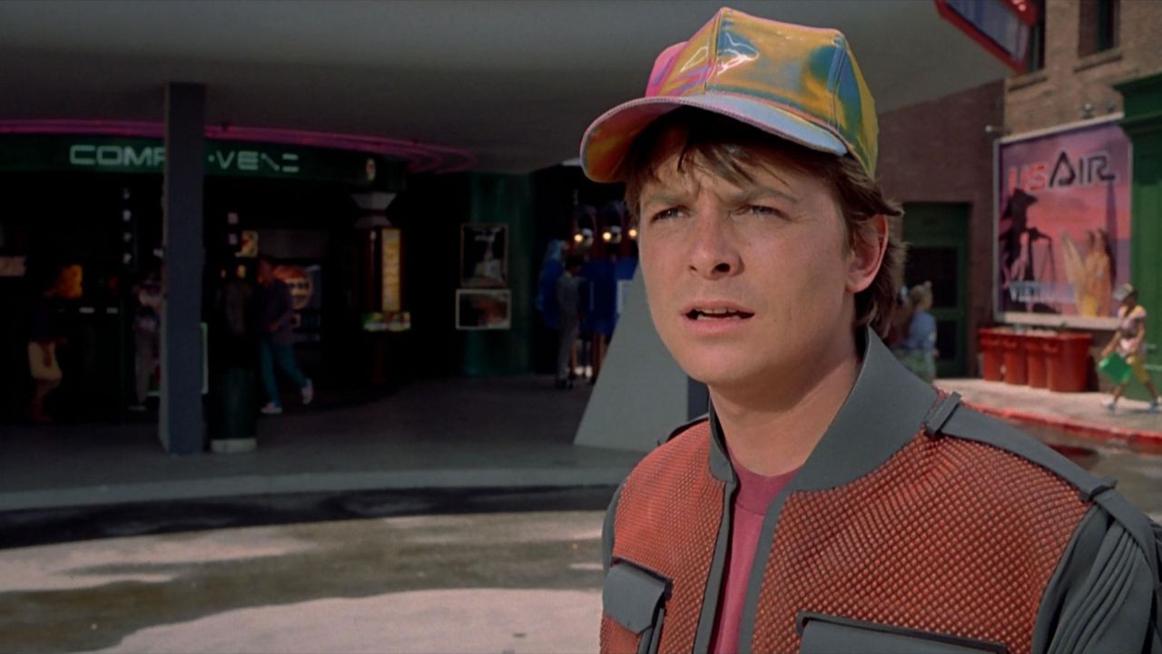 The cap multicolor Marty Mcfly (Michael J. Fox) in Back to the future 2.