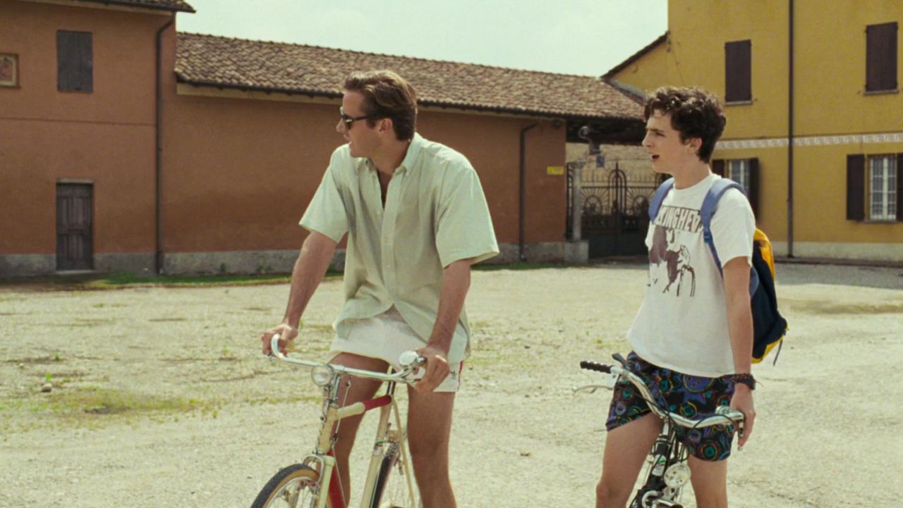 The Adidas shorts white Oliver (Armie Hammer) in Call me by your name.