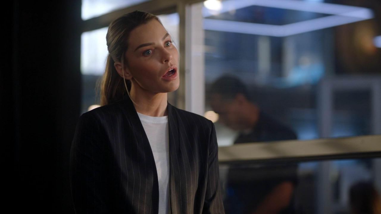 The blazer Halogen Chloe Decker (Lauren German) in Lucifer S03E09.