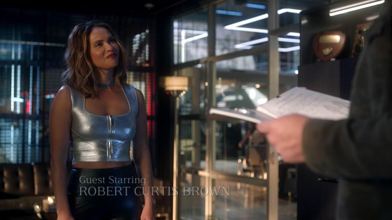 The top metal Guess of Mazikeen (Lesley-Ann Brandt) in Lucifer S03E21.