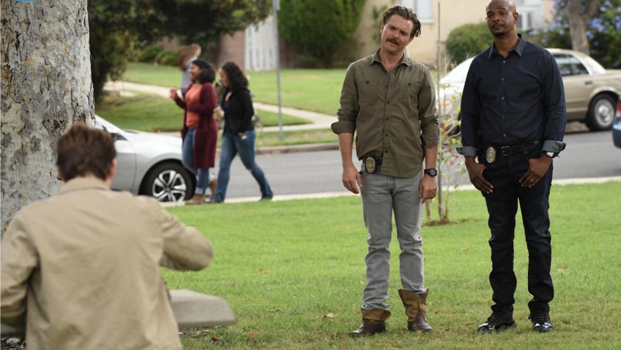 Shoes boots Martin Riggs (Clayne Crawford) in the lethal Weapon S02E09 ...