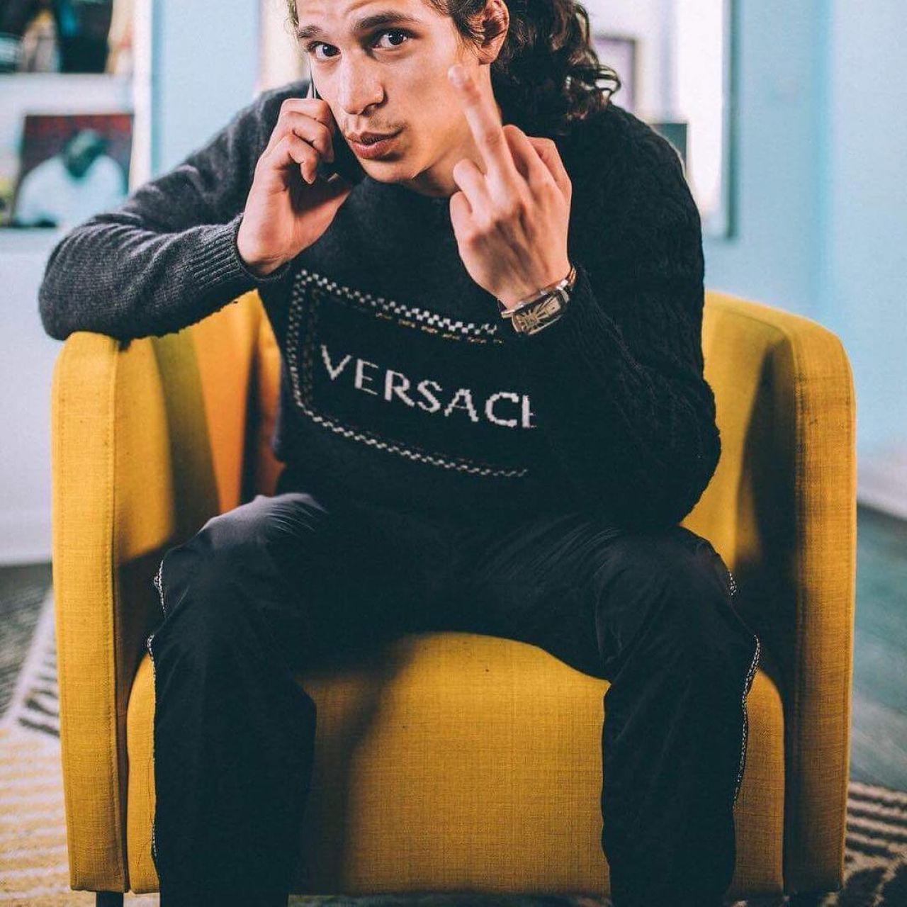 Le pull Versace porté par Moha La Squale sur son compte Instagram Spotern