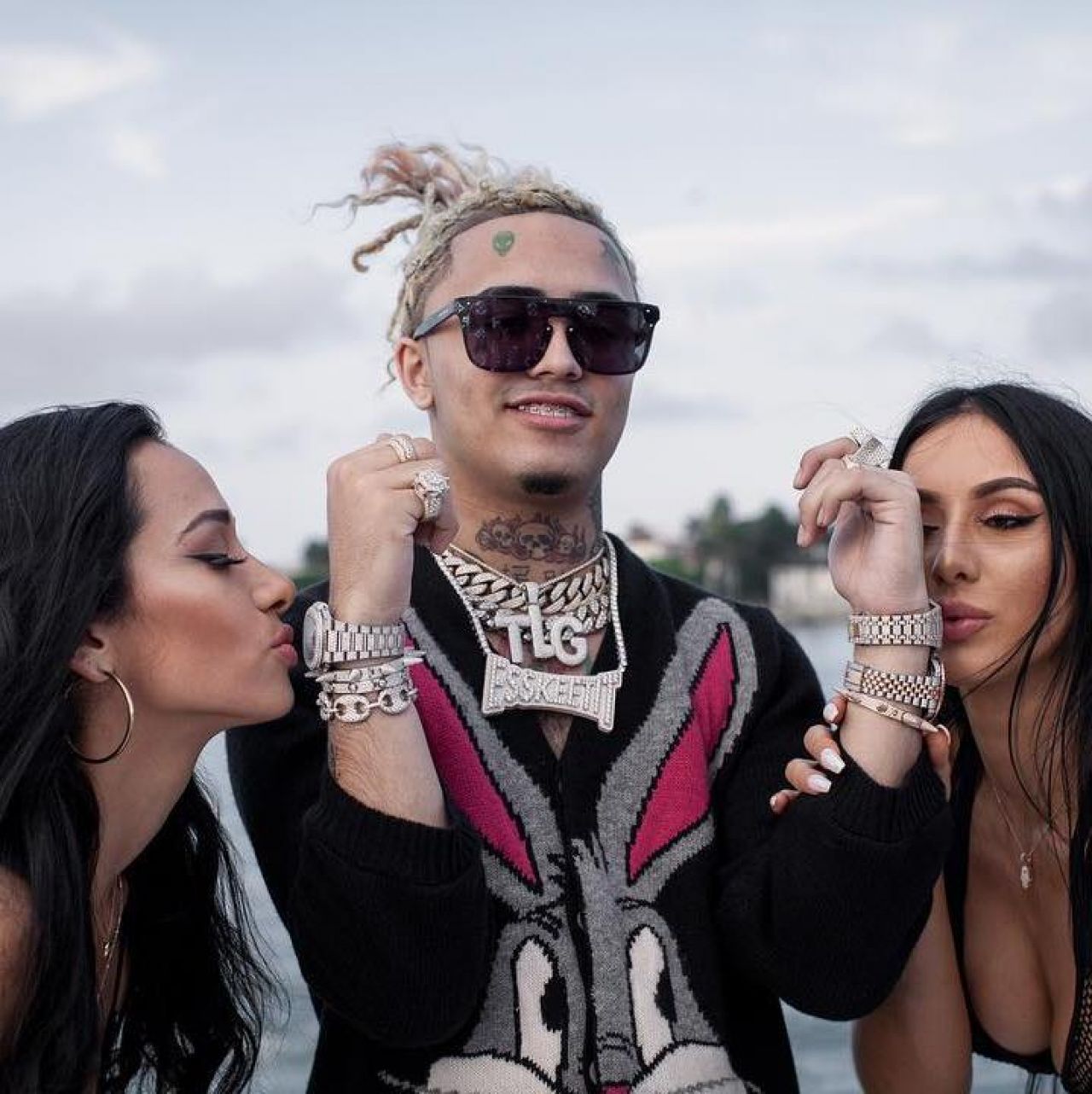 Куда лил. Lil Pump с девочками. Лил памп на яхте.