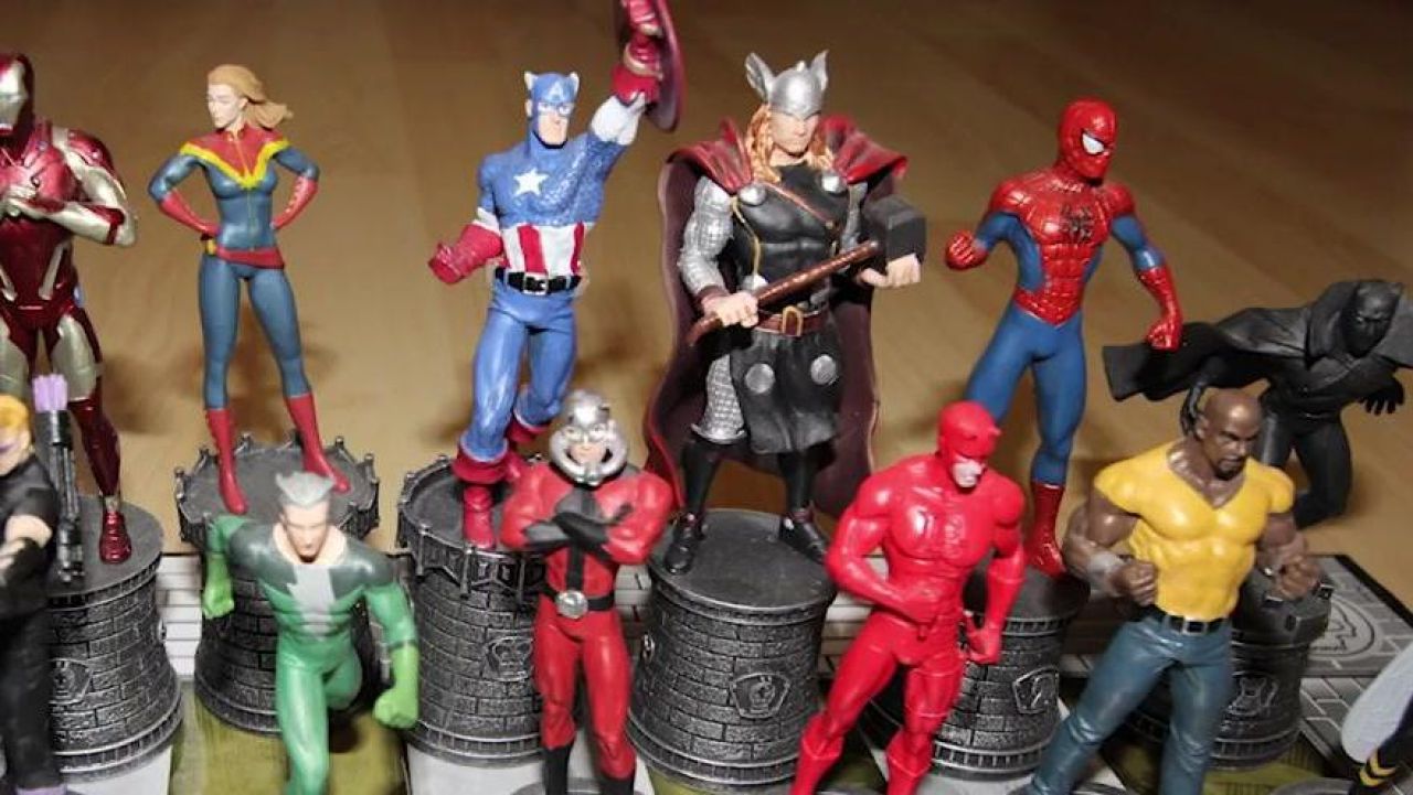 The figurine of Thor, chess piece Marvel seen in the video, 