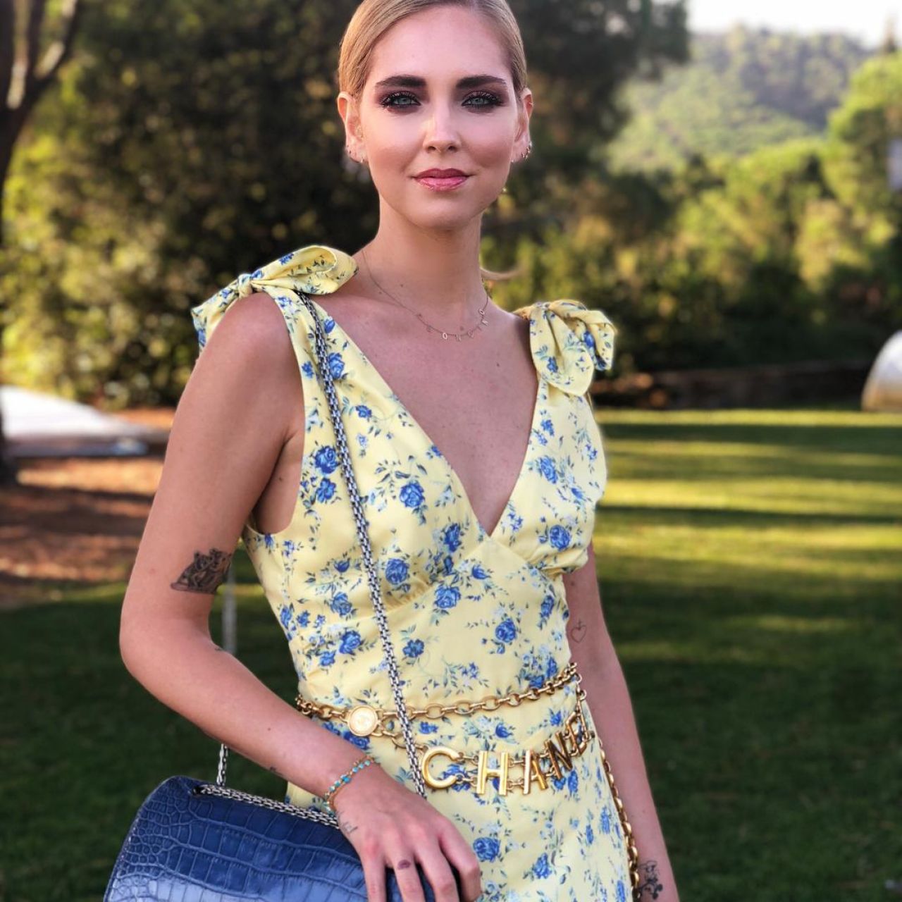 The yellow dress with the flowers of Chiara Ferragni on his account ...