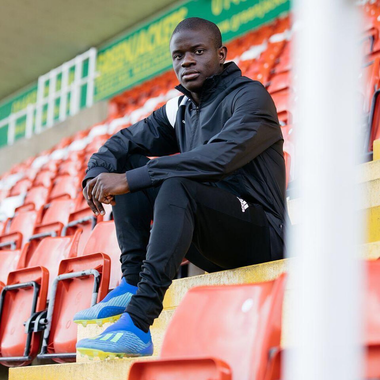 Les chaussures à crampons bleues Adidas de N'Golo Kanté dans le stade ...