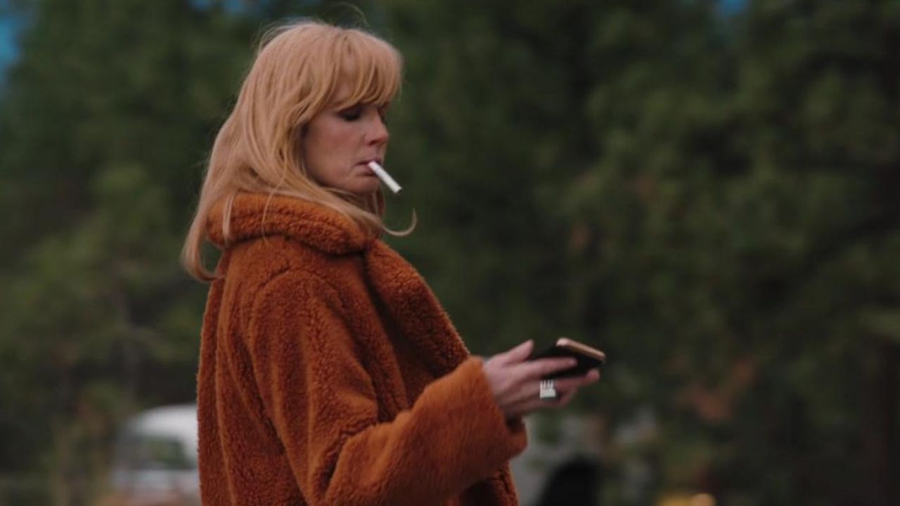 Abrigo de piel sintética naranja usado por Beth Dutton (Kelly Reilly) como ...