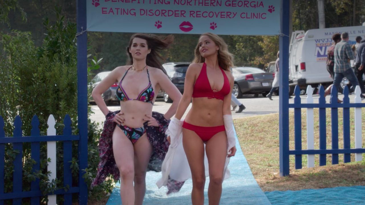The red bathing suit of Patty Bladell (Debby Ryan) in the Insatiable S01E05...