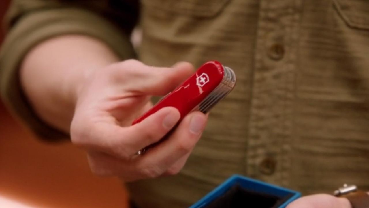 Pocket knife of Angus MacGyver (Lucas Till) as seen in MacGyver S02E13