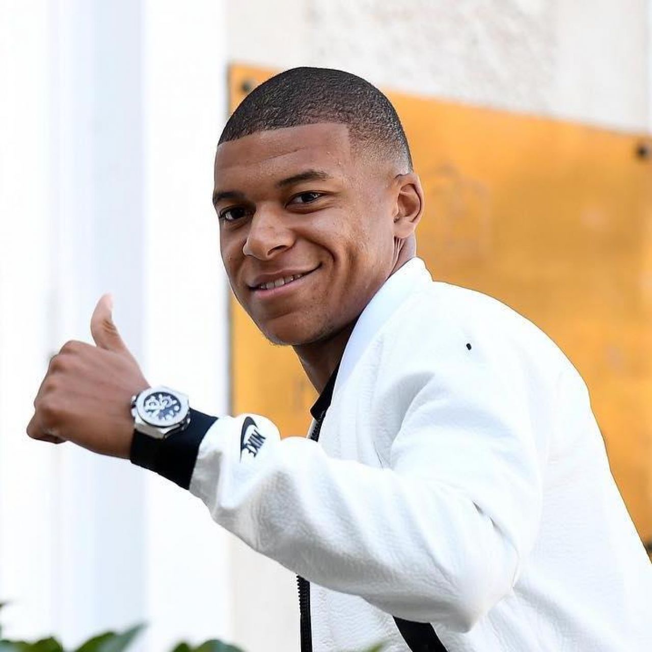 The tracksuit jacket white Nike Kylian Mbappé on his account Instagram