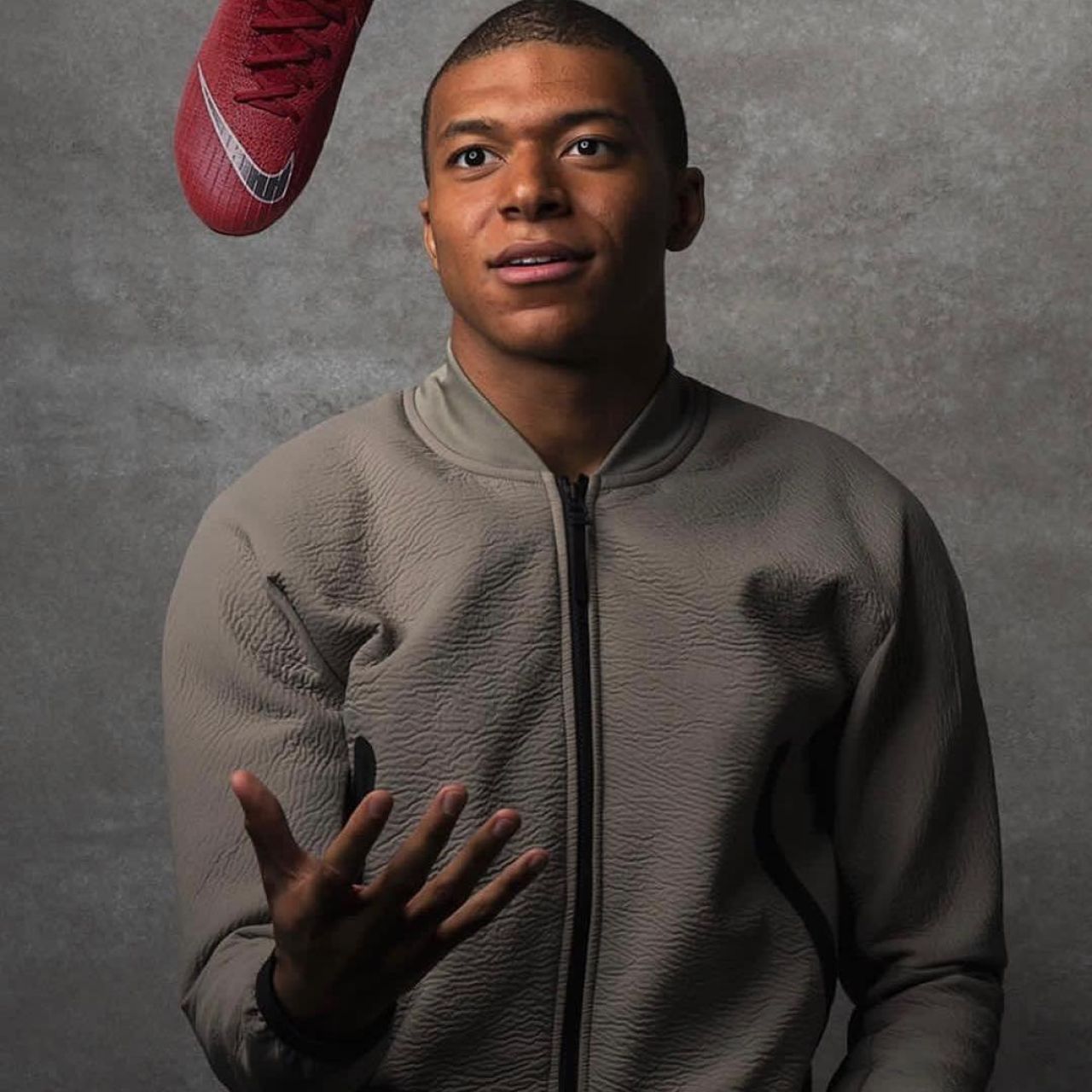 The tracksuit jacket grey Nike worn by Kylian Mbappé on ...