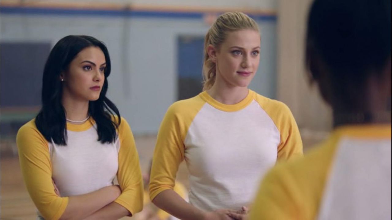 The top cheerleader of Betty Cooper (Lili Reinhart) in Riverdale S02E02.