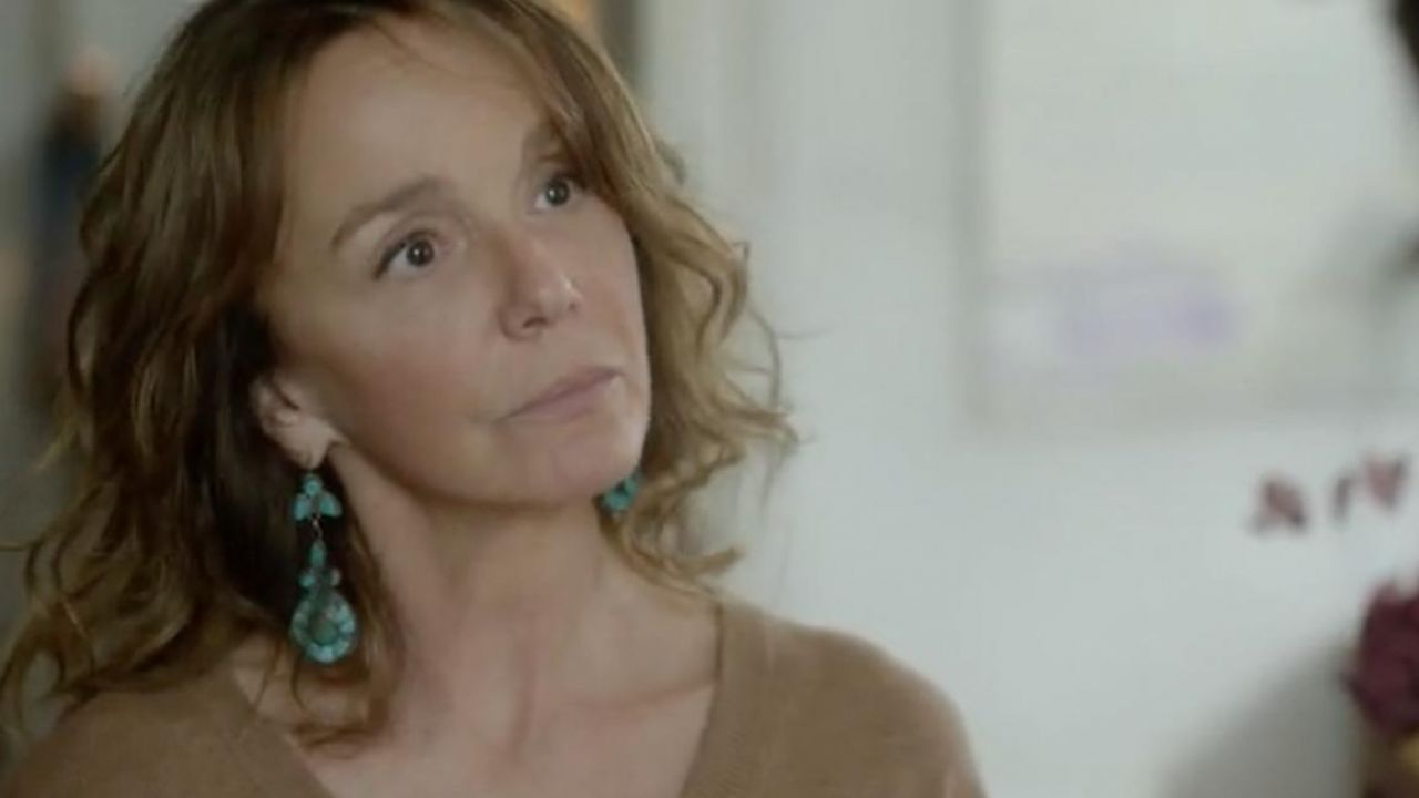Films Et Séries Tv Avec Philippine Leroy-beaulieu Catherine Barneville's (Philippine Leroy-Beaulieu) drop earrings as