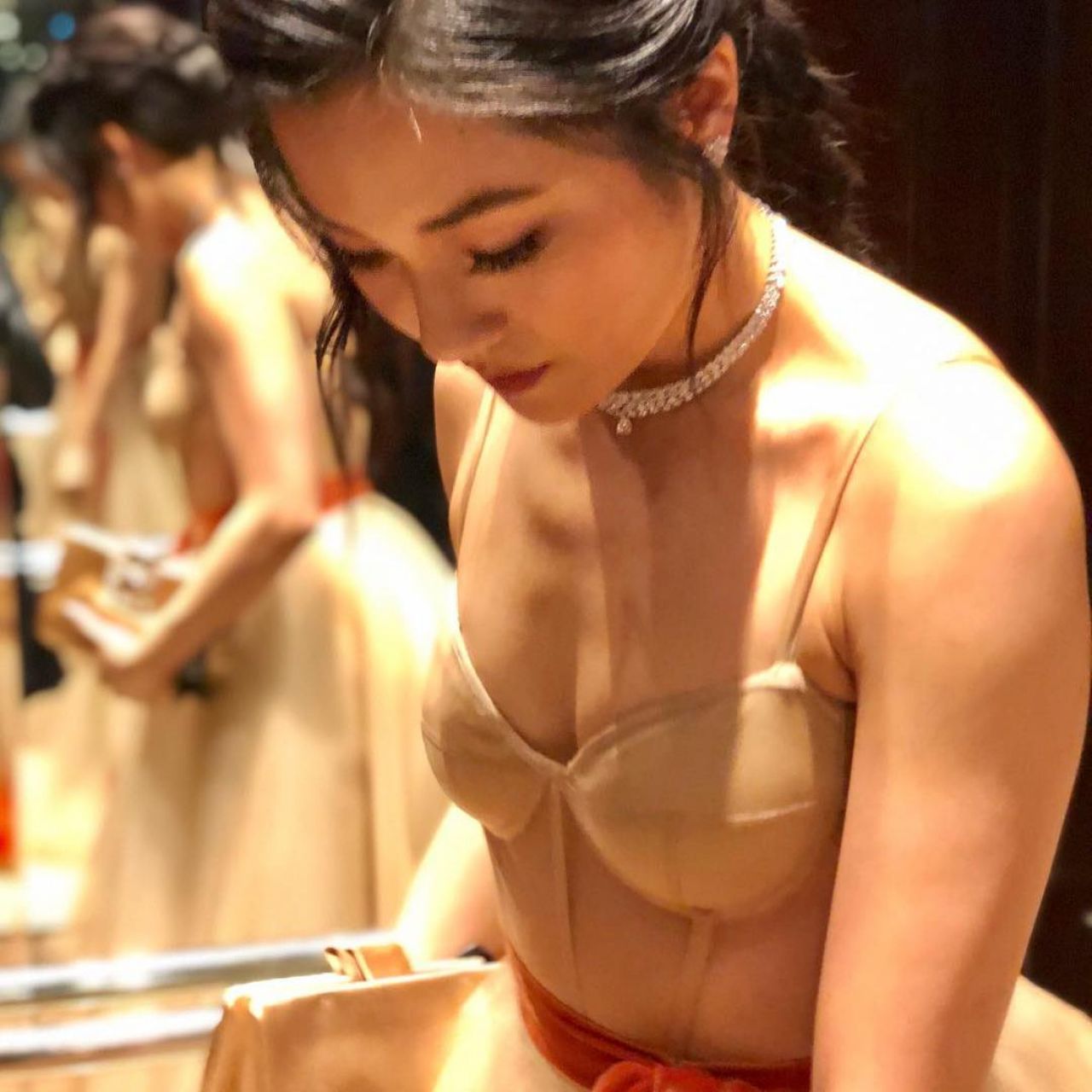 La robe Vera Wang portée par Constance Wu lors des Golden Globes 2019 sur s...