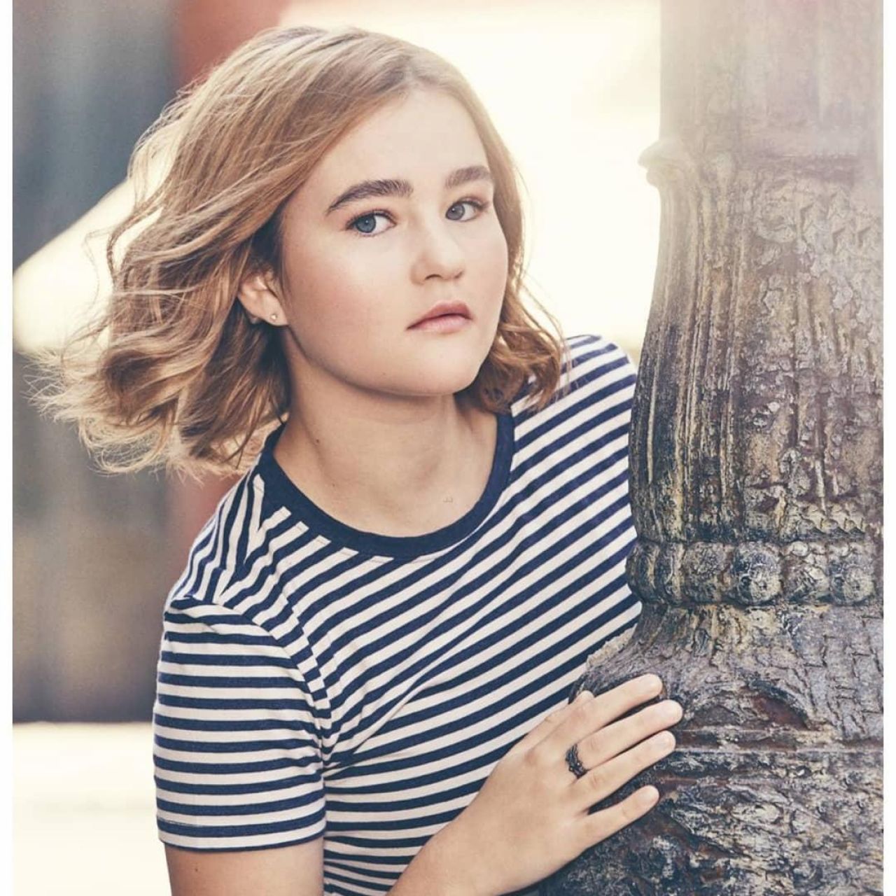 The tee-shirt striped blue and white worn by Millicent Simmonds on his acco...