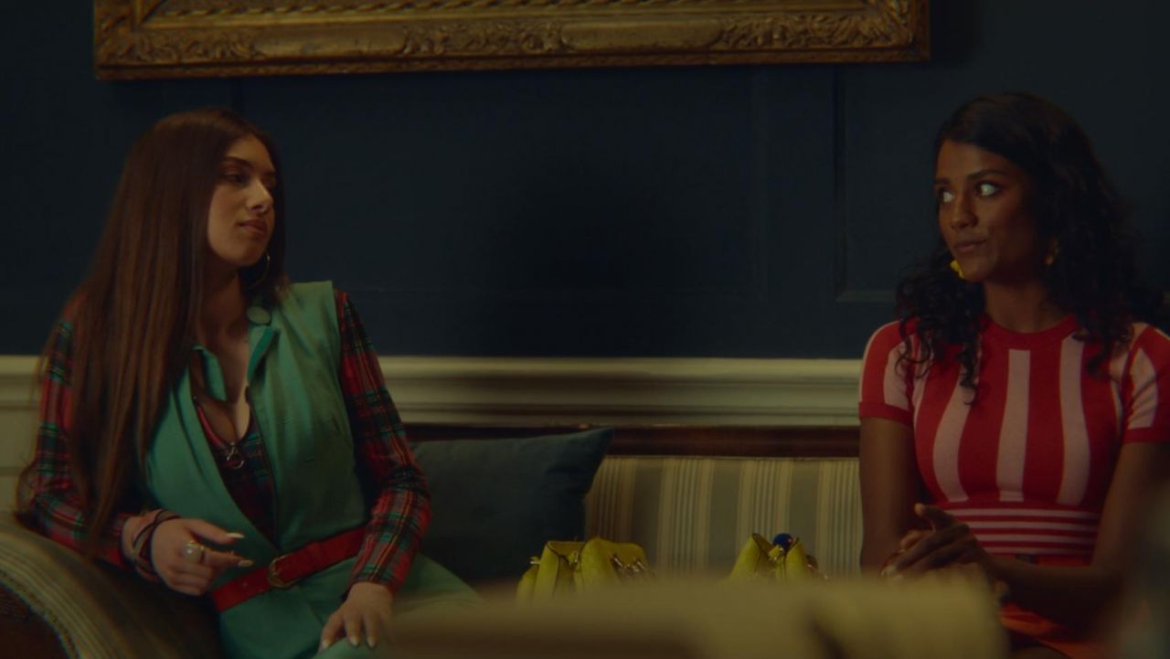 Le top tartan rouge de Ruby (Mimi Keene) dans Sex Education S01E05.