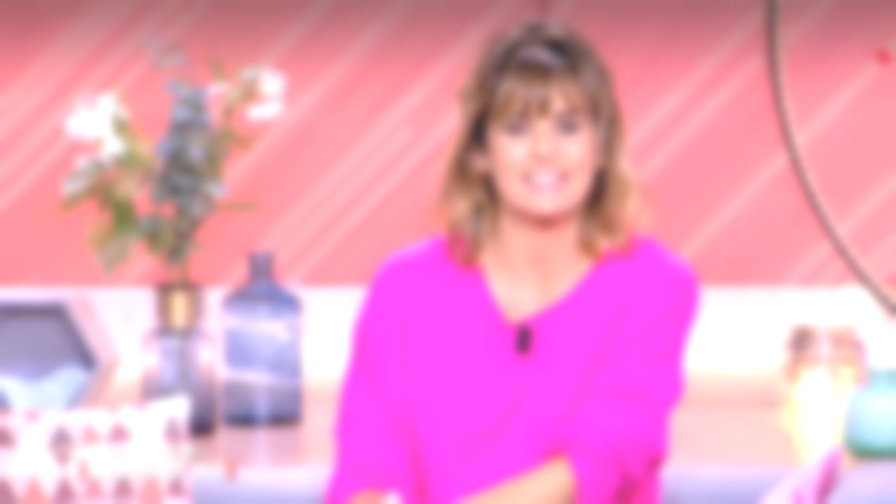 Pull Faustine Bollaert Ca Commence Aujourd'hui Le pull rose de Faustine Bollaert dans Ça commence aujourd'hui du 29/01