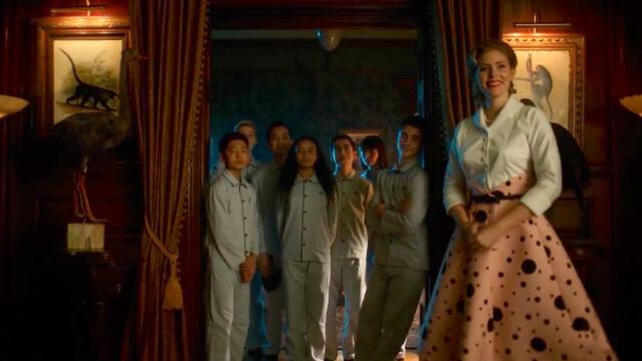 Films Et Séries Tv Avec Jordan Claire Robbins The pink skirt polka dot black Grace (Jordan Claire Robbins) in The
