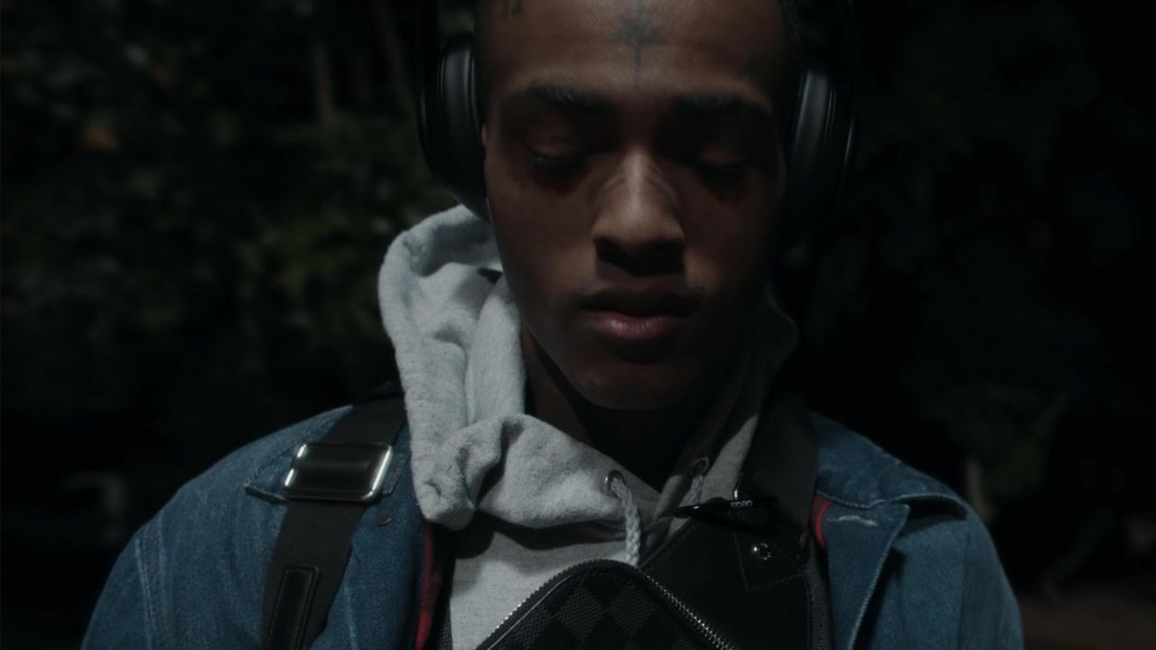 The headphones Beats by Dr. Dr. of XXXTentacion in her video clip ...