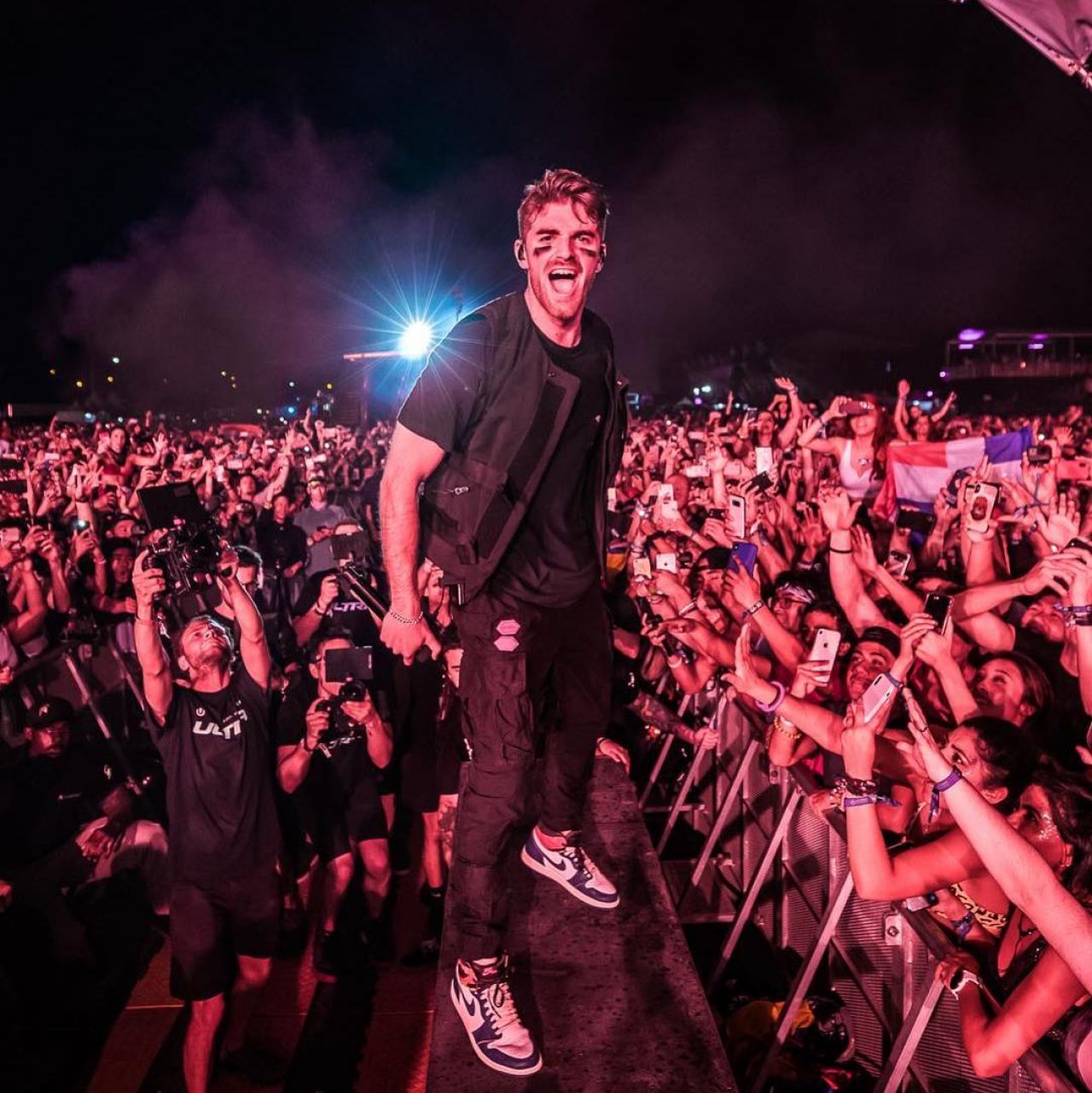 Les sneakers Nike de Andrew Taggart lors du <b>Chainsmokers</b> Ultra Music Festiv...