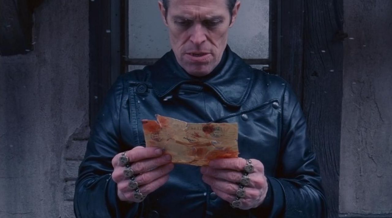 The rings "death's head" of Jopling (Willem Dafoe) in " The Grand