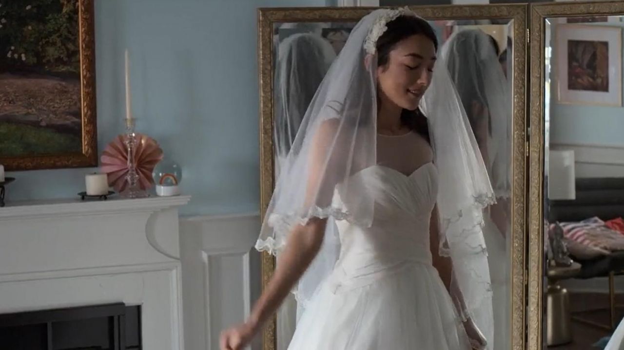 the wedding dress of Helena (Natasha Liu Bordizzo) in The Society (S01E07) 