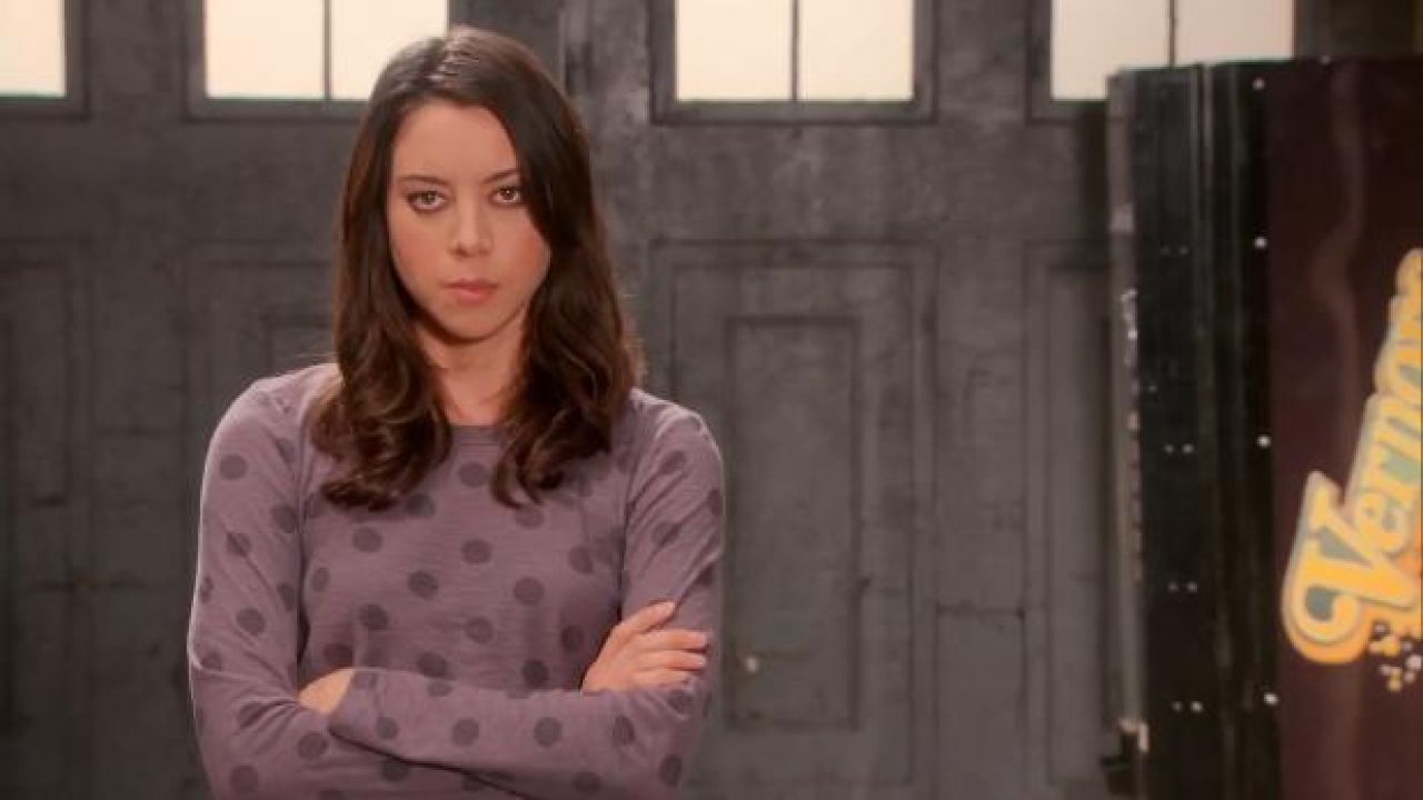 Marc by Marc Jacobs Clara dot tee worn by April Ludgate (Aubrey Plaza) in P...
