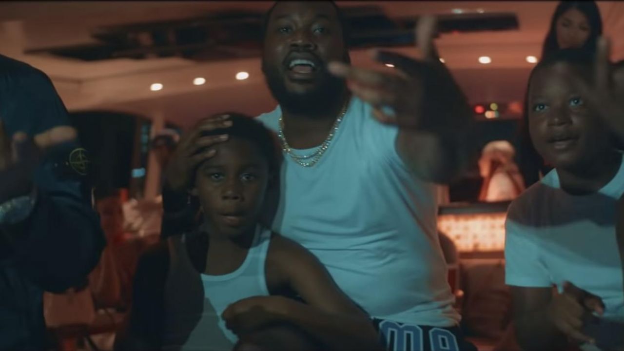 White tshirt worn by Meek Mill as seen in Tap music video by NAV Spotern