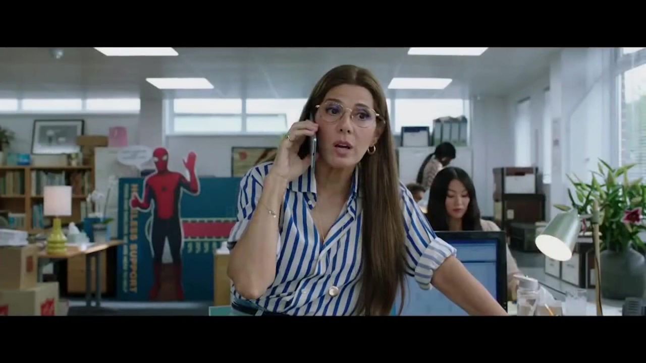 Blusa de rayas azules usada por May Parker (Marisa Tomei) en Spider-Man: Fa...