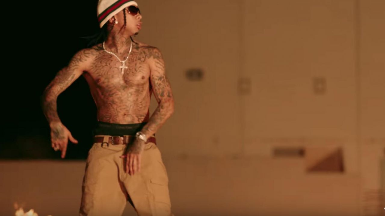 Beige cargo pants worn by Lil Wayne as seen in Lightskin music video by