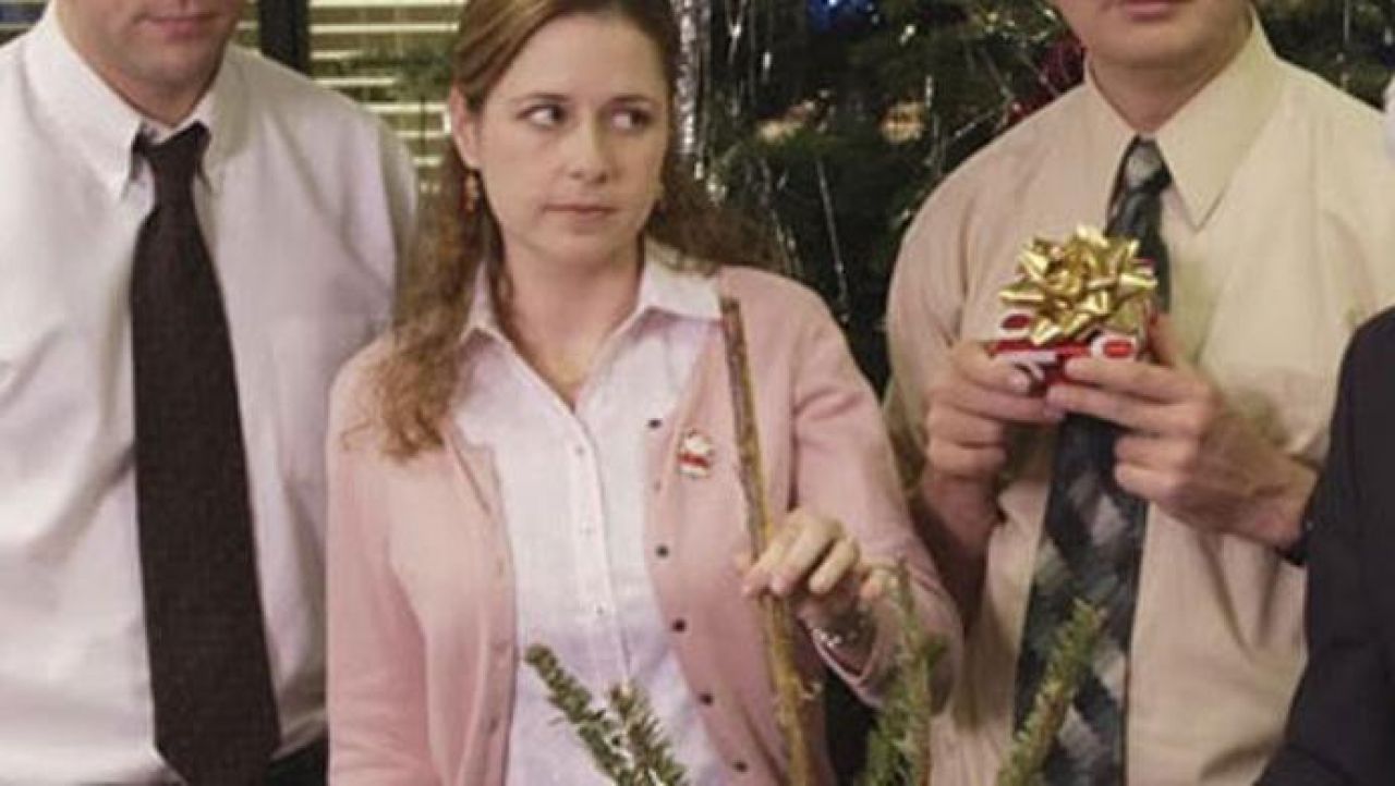 Cardigan rosa pálido de Pam Beesly (Jenna Fischer) en The Office (S02E10) .
