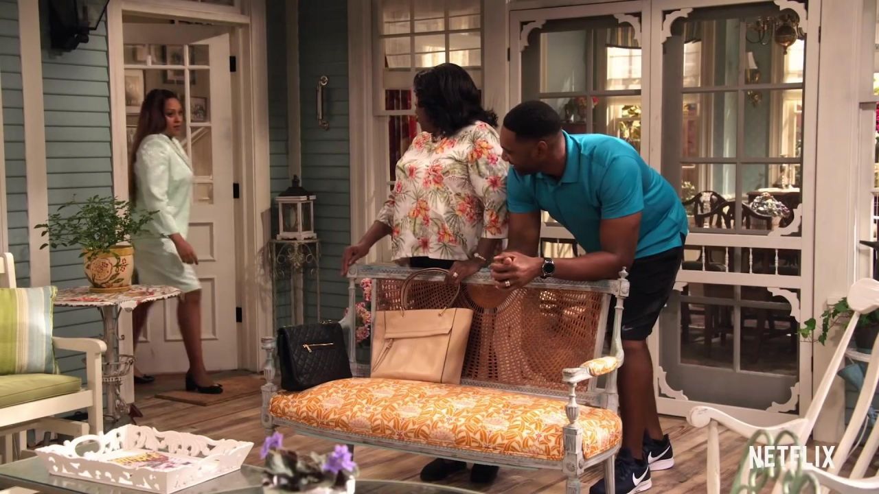 Le polo bleu canard porté par Moses 'Moz' McKellen (Anthony Alabi) dans