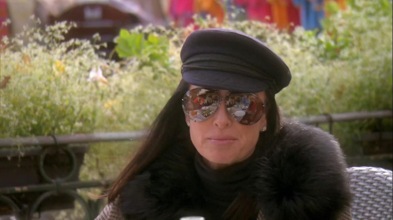 Sunglasses kyle richards in The Real Housewives of Beverlys Hills (S09E18) ...