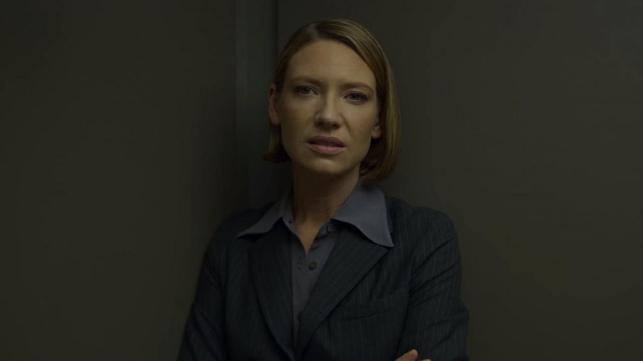 The blazer is striped Wendy Carr (Anna Torv) in Mindhunter (S02E04 ...