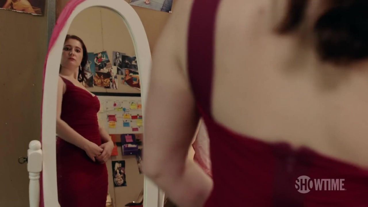 V-Cou robe portée par Debbie Gallagher (Emma Kenney) dans Shameless (S10E01...