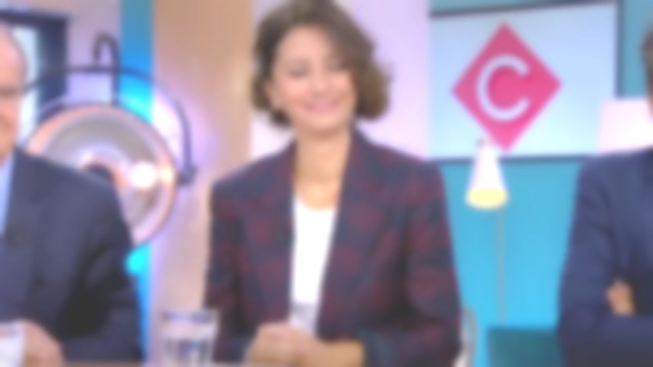 Marion Ruggieri Quitte C A Vous Pourquoi La veste col tailleur bleu nuit à carreaux de Marion Ruggieri dans C à