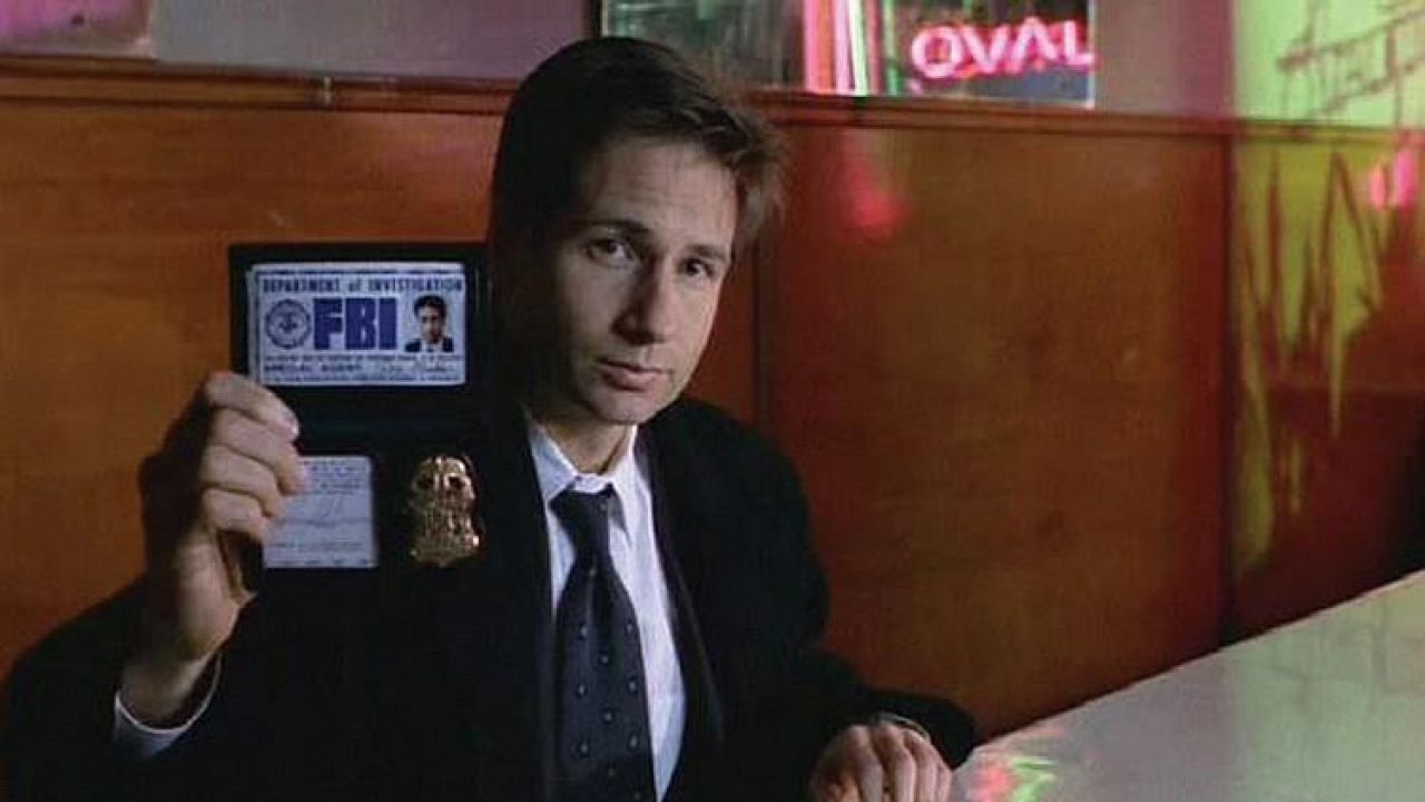 The badge of the FBI, Fox Mulder (David Duchovny) in the X-Files : The bord...