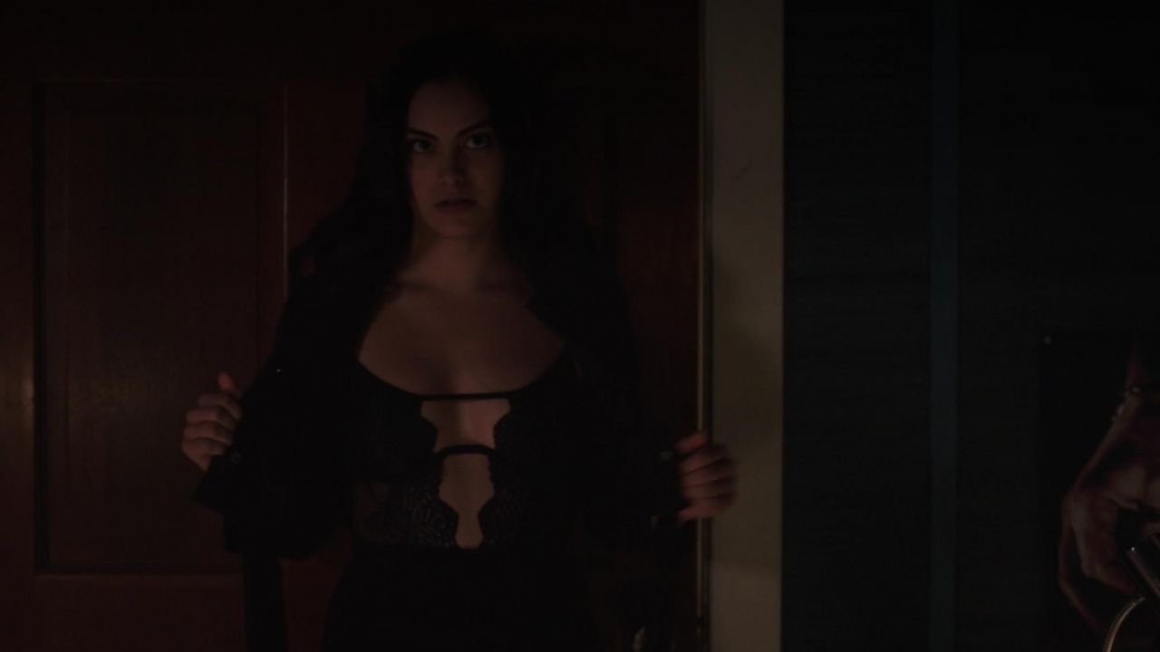 Le body de Veronica Lodge (Camila Mendes) dans Riverdale S02E20.
