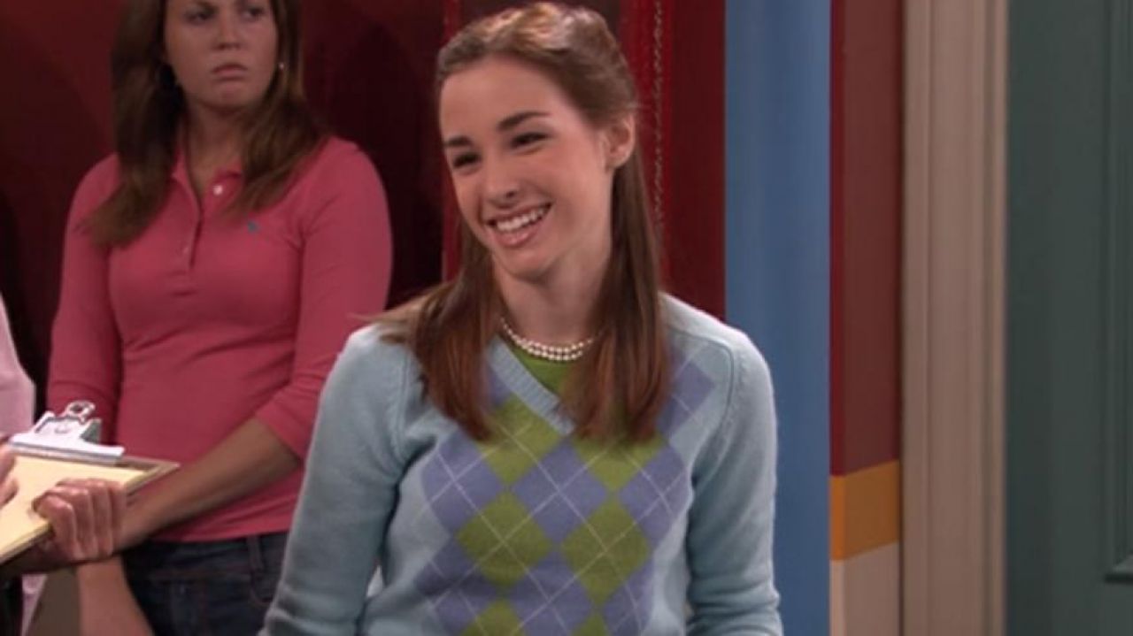 The blue sweater jacquard Mindy Crenshaw (Allison Scagliotti) in Drake & Josh (S03E04) Spotern