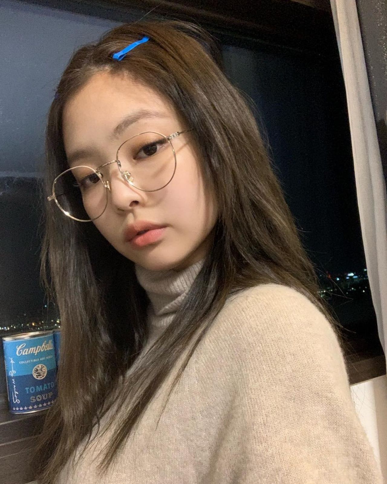 The glasses of Jennie Kim on the account Instagram of jennierubyjane
