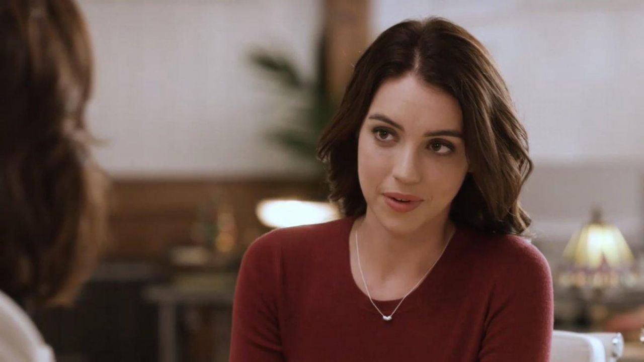 The sweater bordeaux Mia Pearson (Adelaide Kane) in A memorable evening for...