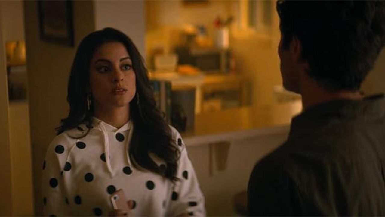 The hoody polka dot Delilah Alves (Carmela Zumbado) in YOU (S02E07