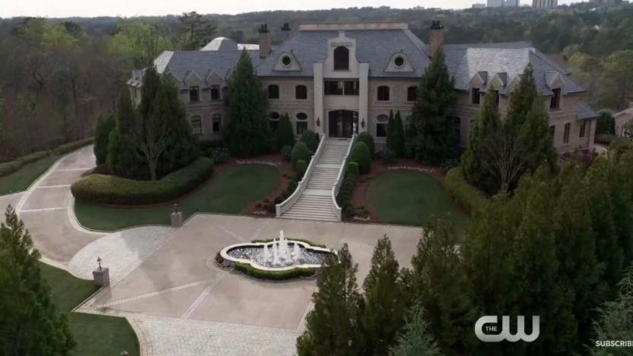 Carrington Manor in Dynasty (S01E01) Spotern