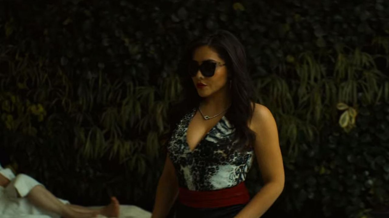 The black sunglasses of Isabella Bautista (Teresa Ruiz) in