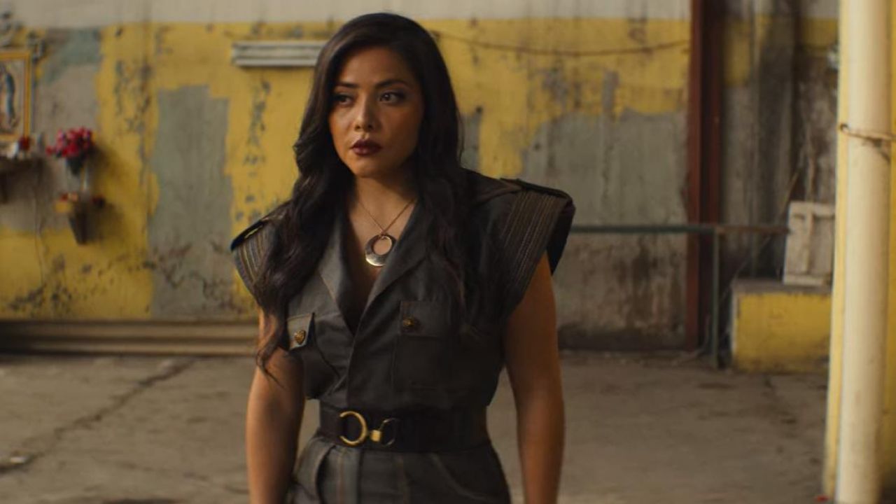 The gray jumpsuit of Isabella Bautista (Teresa Ruiz) in Narcos: Mexico (S02...