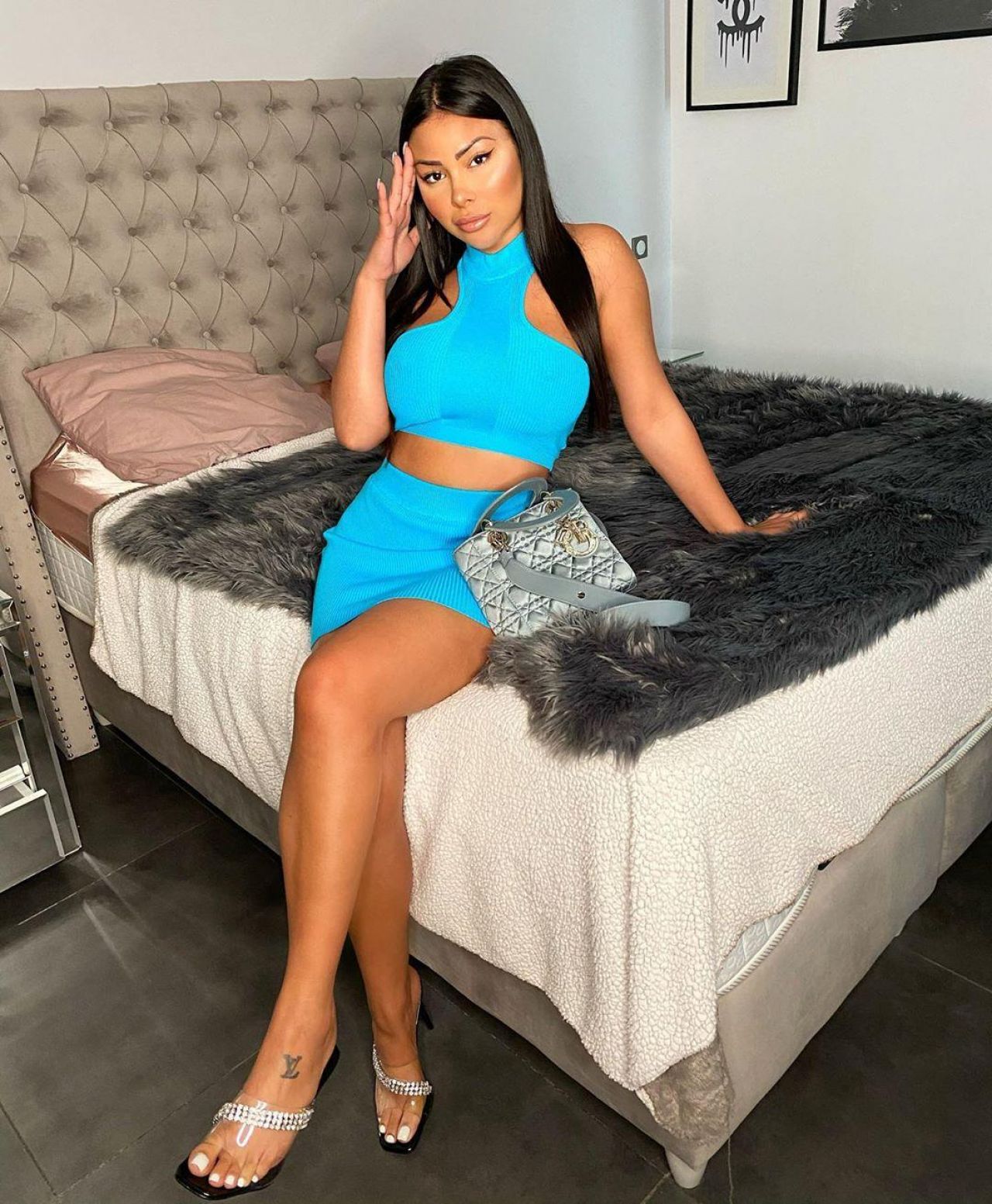 The crop top and skirt blue worn by Maeva Ghennam on his account Instagram ...