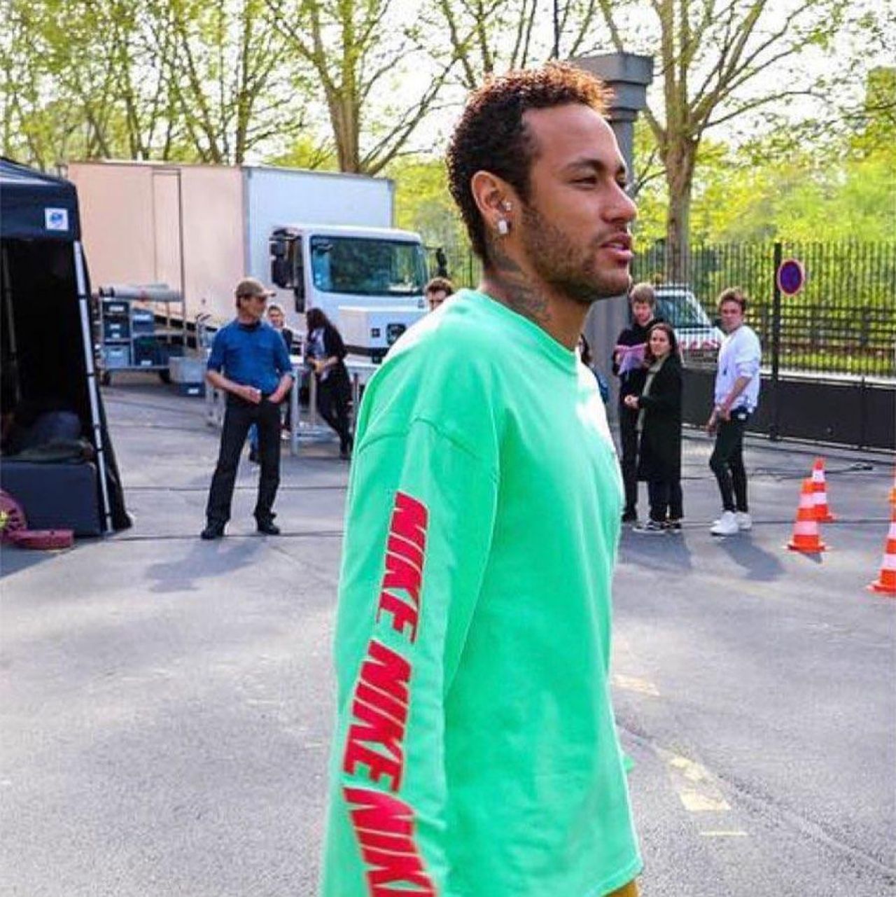 The Nike T Shirt Green With Long Sleeves Worn By Neymar On The Account